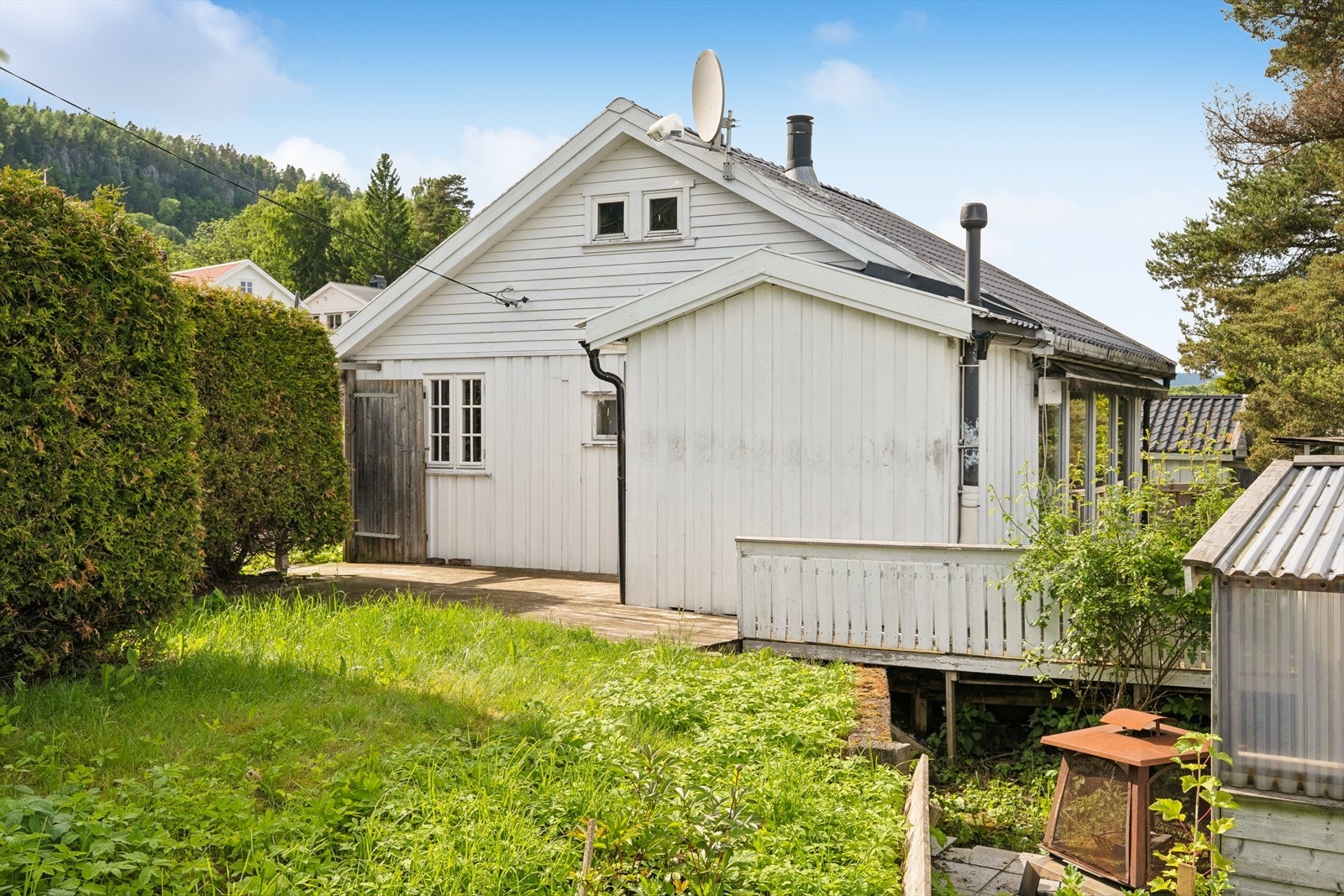 Hytten ligger skjermet til på enden av et lite fjell med kort gangavstand til strand, båtbrygge og turområder. Galleribilde