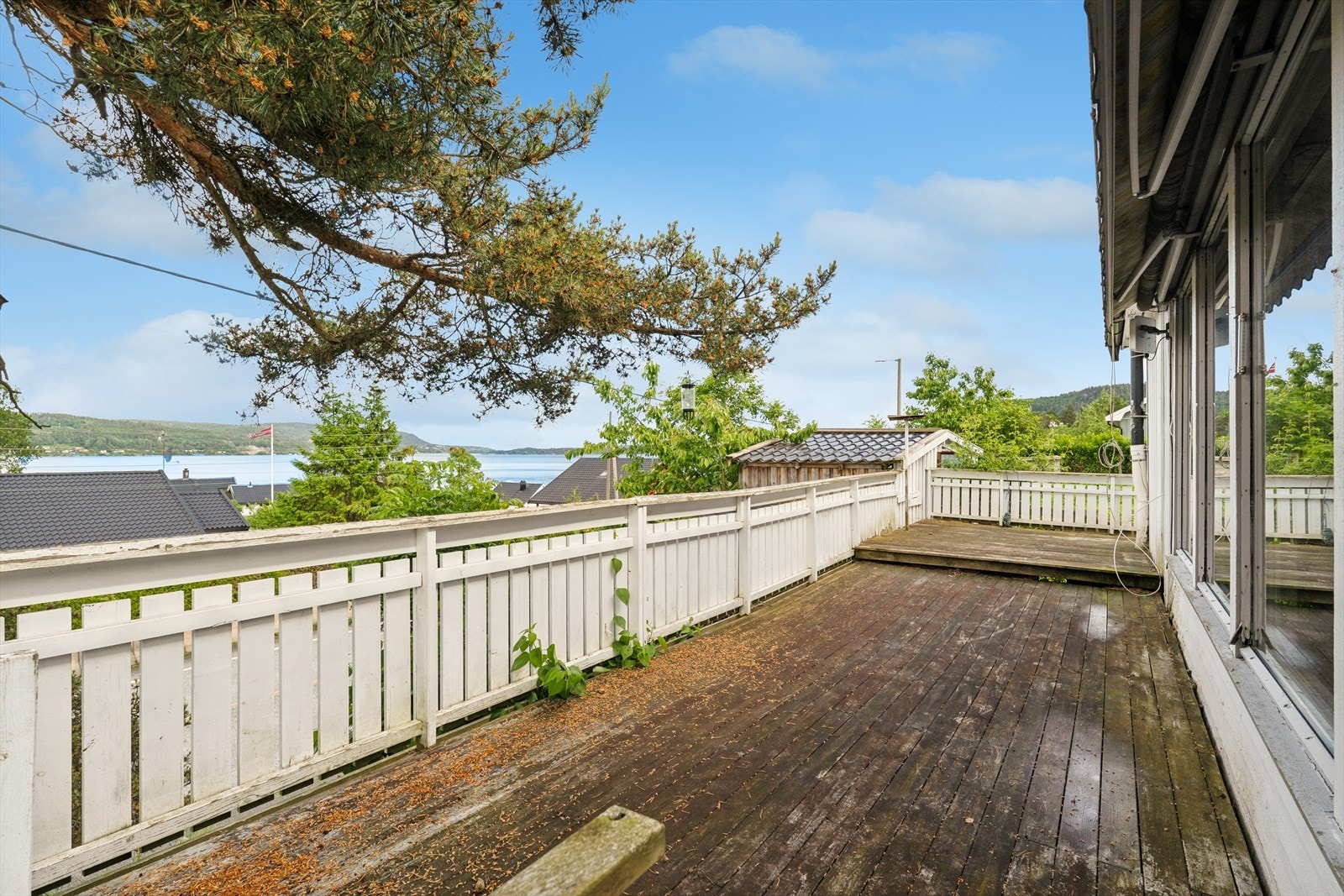 Også fra terrassen får du panoramautsikt utover sjøen. Galleribilde