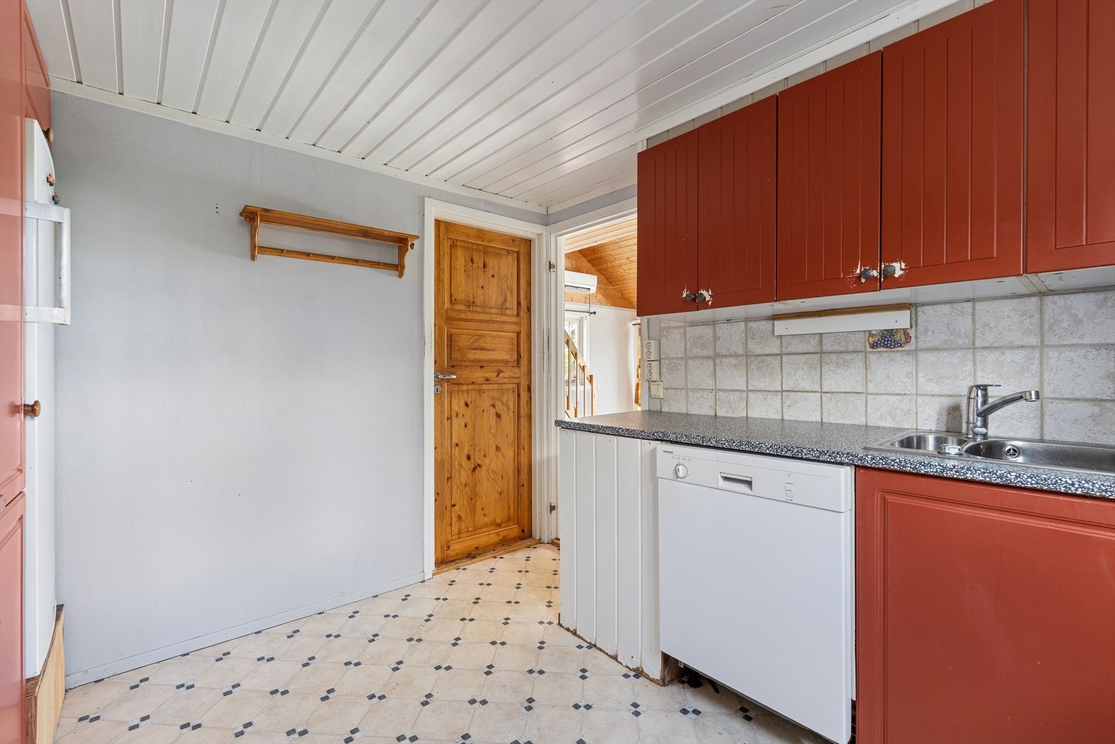 Kjøkkenet er utstyrt med kjøleskap, komfyr, mikrobølgeovn og oppvaskmaskin. Galleribilde