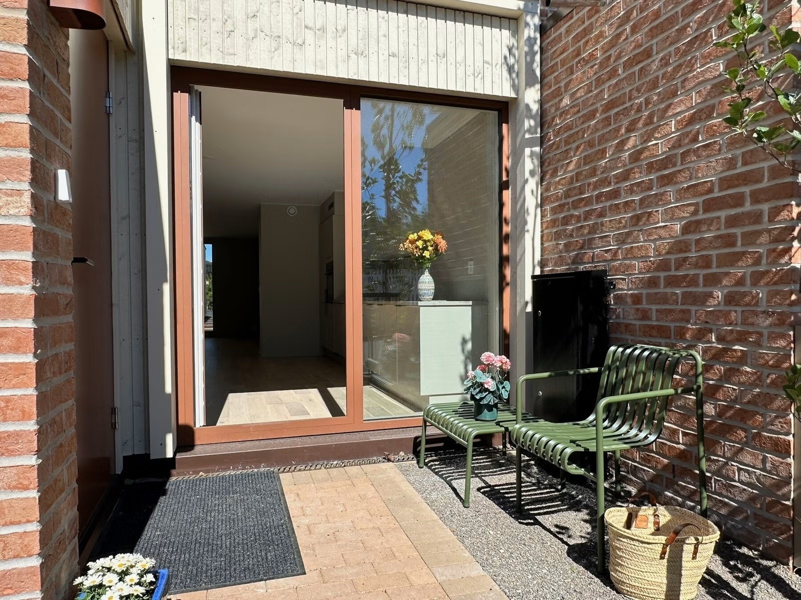 Forhage med plass til sittegruppe Galleribilde