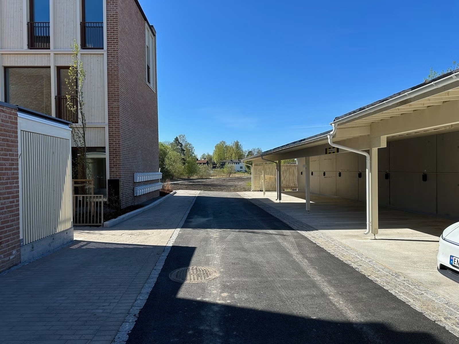 Bilparkering i carport. Galleribilde