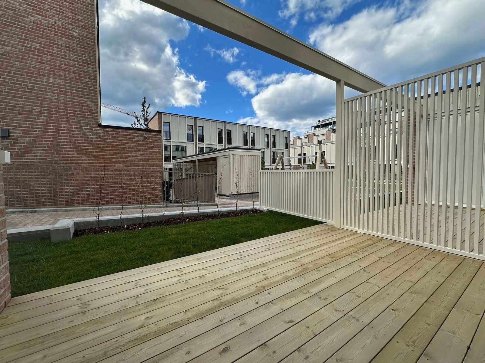 Stor markterrasse mot indre gårdsrom med god plass til flere sittegrupper. Galleribilde