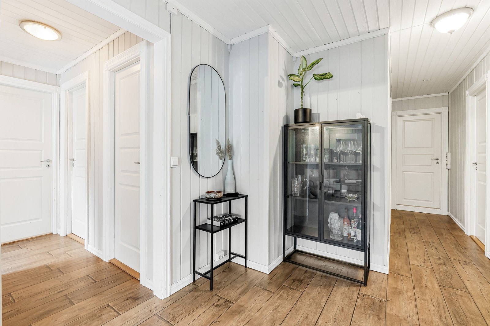 Boligen har en praktisk planløsning med alt på ett plan Galleribilde