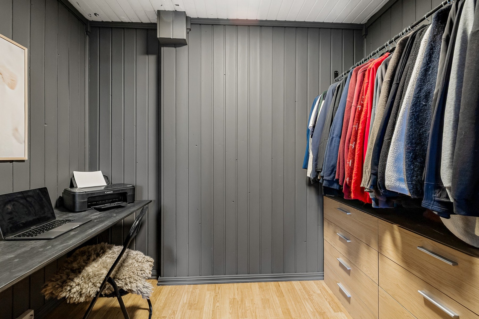 Garderobe i tilknytting til soverom 2 Galleribilde