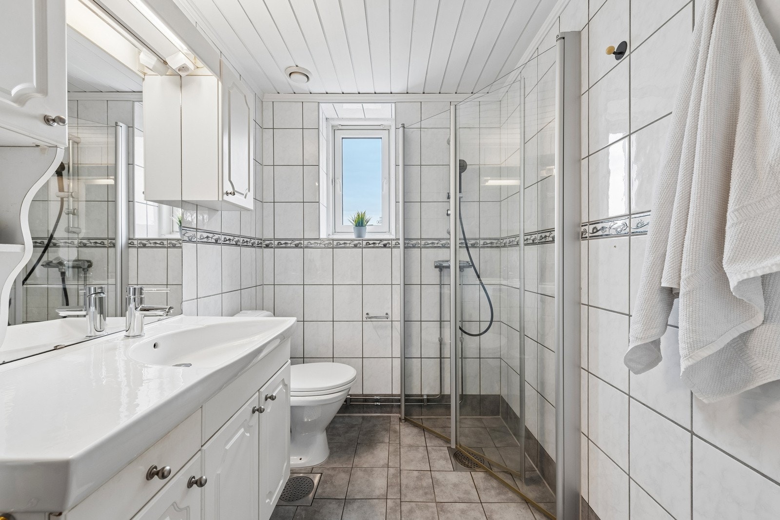 Bad er rehabilitert i regi av brl. ca i 2004. Badet ble samtidig utvidet så her har du et bad med praktisk god størrelse. Varmekabler og downlights. Galleribilde