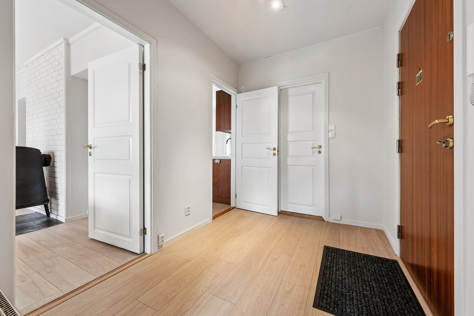 Entrêen med kott for garderobe i tillegg til garderobeskap. Isolert dør og nytt callinganlegg. Et fint rom å ønske venner og familie velkommen. Galleribilde