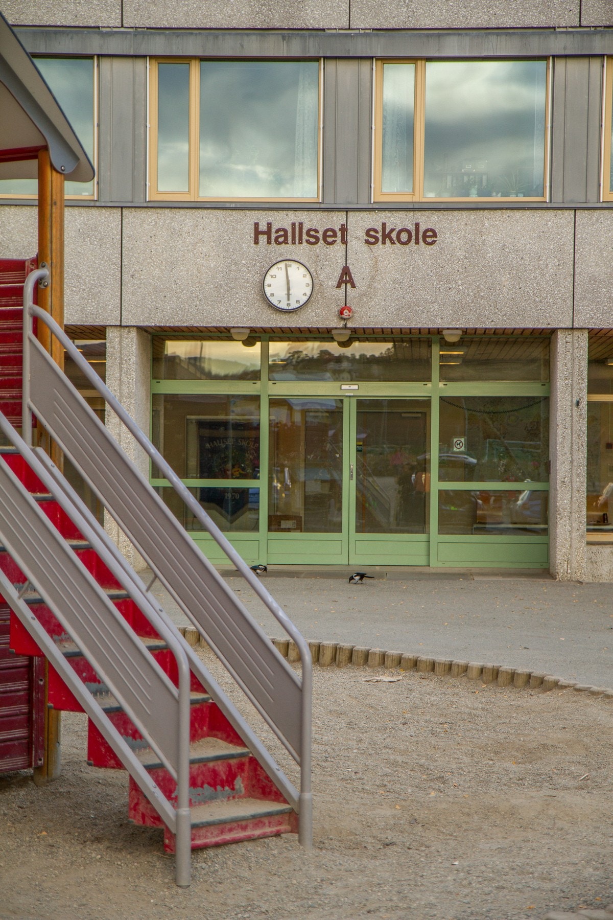 Hallset barneskole ligger like ved. Galleribilde