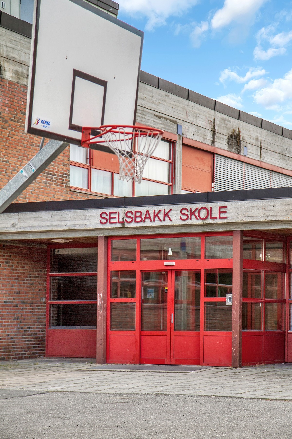 Selsbakk ungdomsskole ligger like over veien. Galleribilde