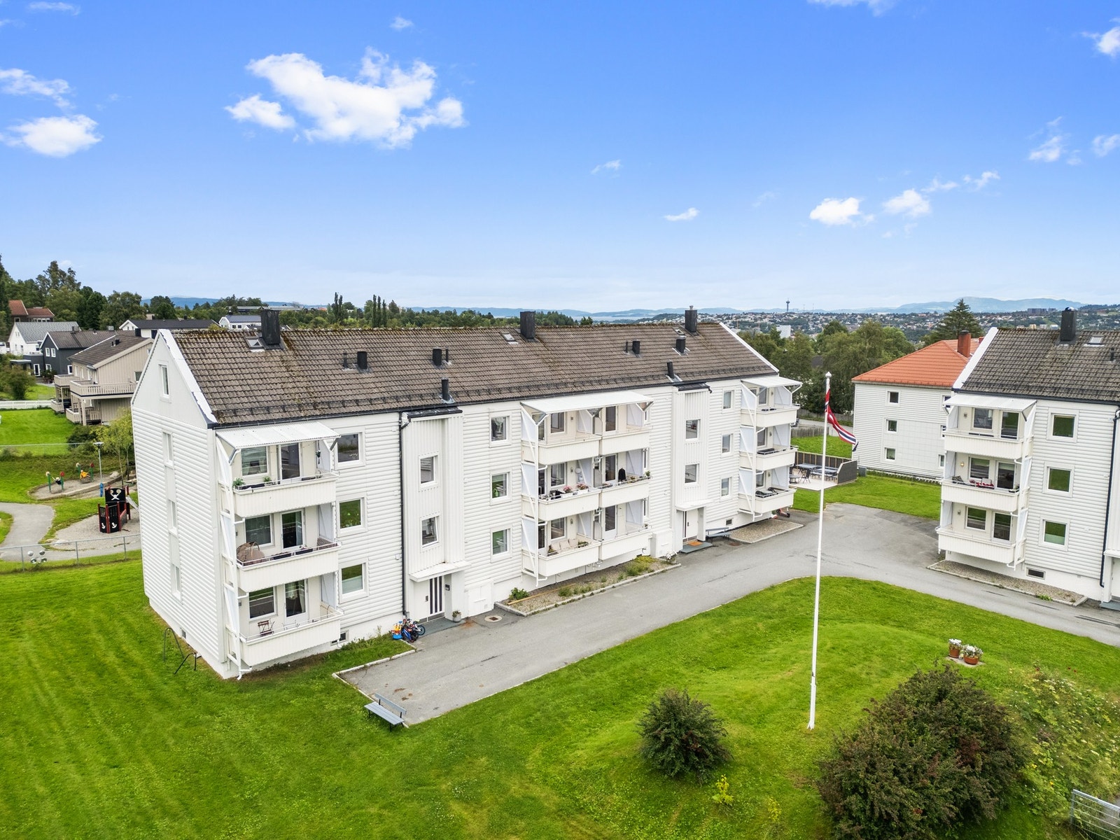 Her bor du i et rolig og veldrevet borettslag med store og velstelte grøntområder, oppstillingsplass for bil og gjesteparkeringsplasser. Galleribilde