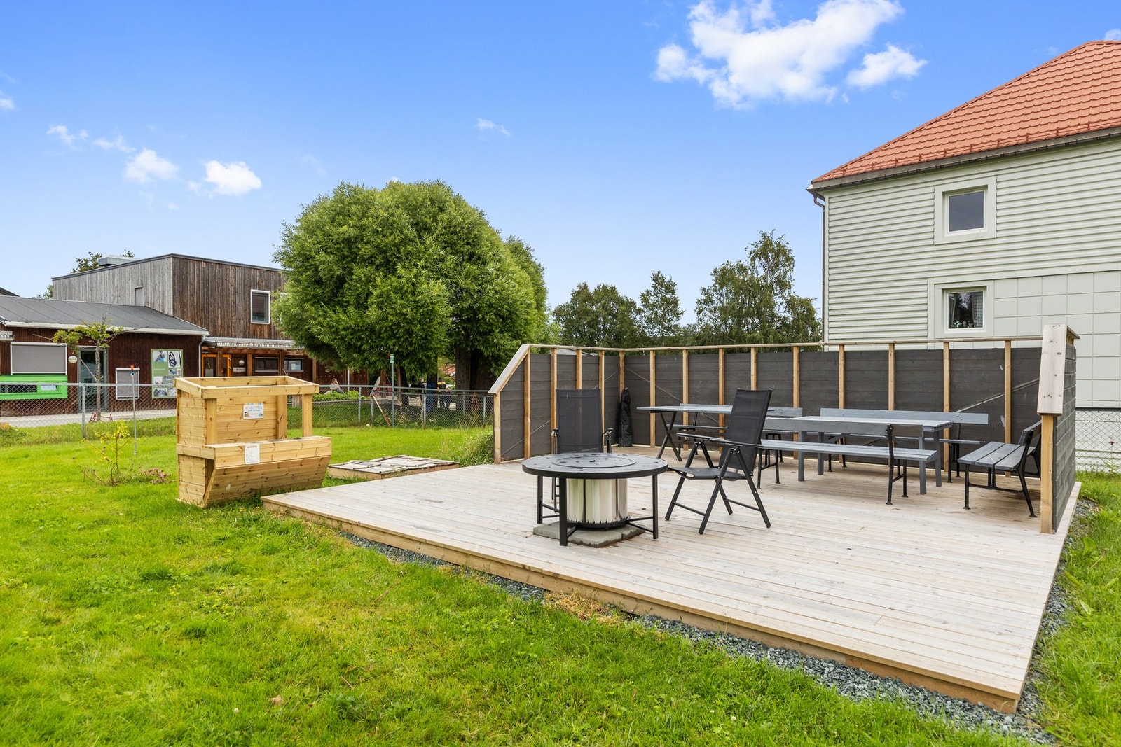 Det er bygd en stor terrasse i hagen for felles bruk. Galleribilde