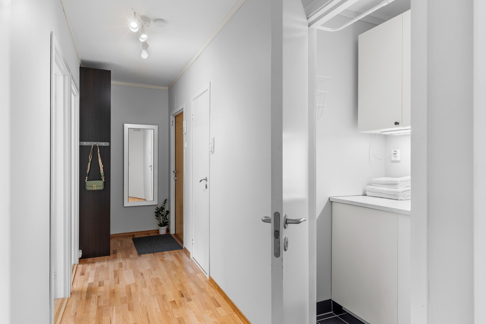 Gang og entré har plass til garderobeskap og oppheng av sko og yttertøy. Leiligheten disponerer tre eksterne boder for oppbevaring. Det er også egne tørkesnorer på loftet og en felles sykkelbod i kjelleren. Galleribilde