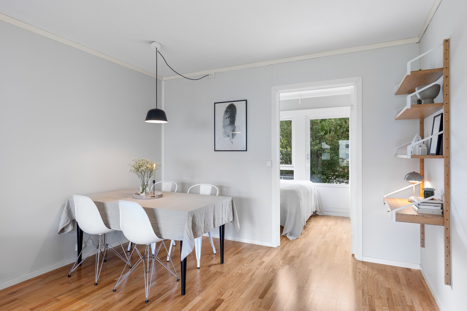 Tidligere stueareal er smart utnyttet til et ekstra soverom. Stuen er fortsatt romslig og har plass til både sofagruppe og spisebord. Galleribilde
