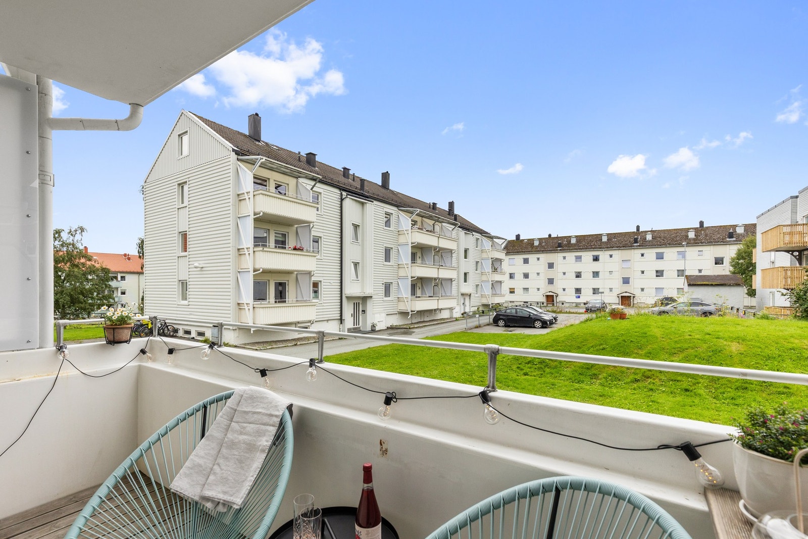 Balkongen er overbygd slik at utemøbler eller tørkestativ får stå tørt under tak. Galleribilde