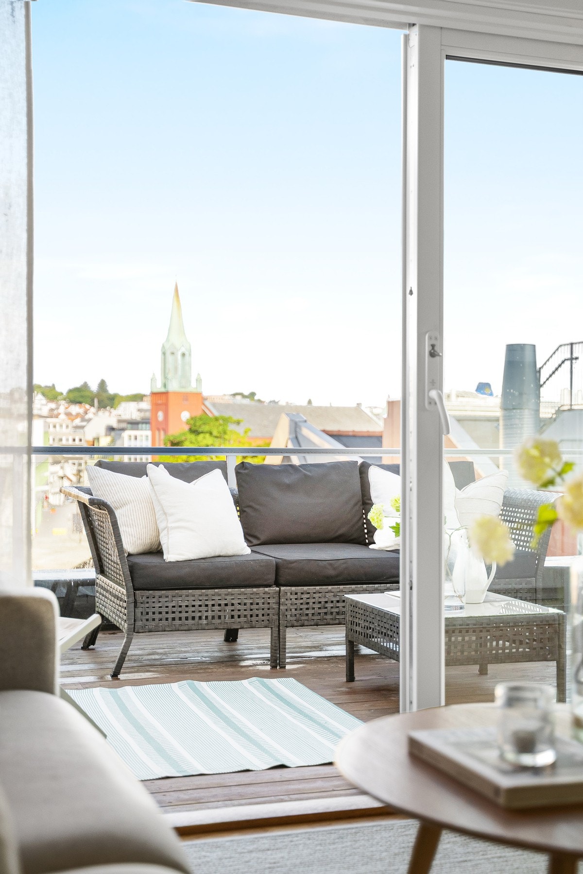 Direkte utgang fra stuen til en stor flott og solrik terrasse. Galleribilde