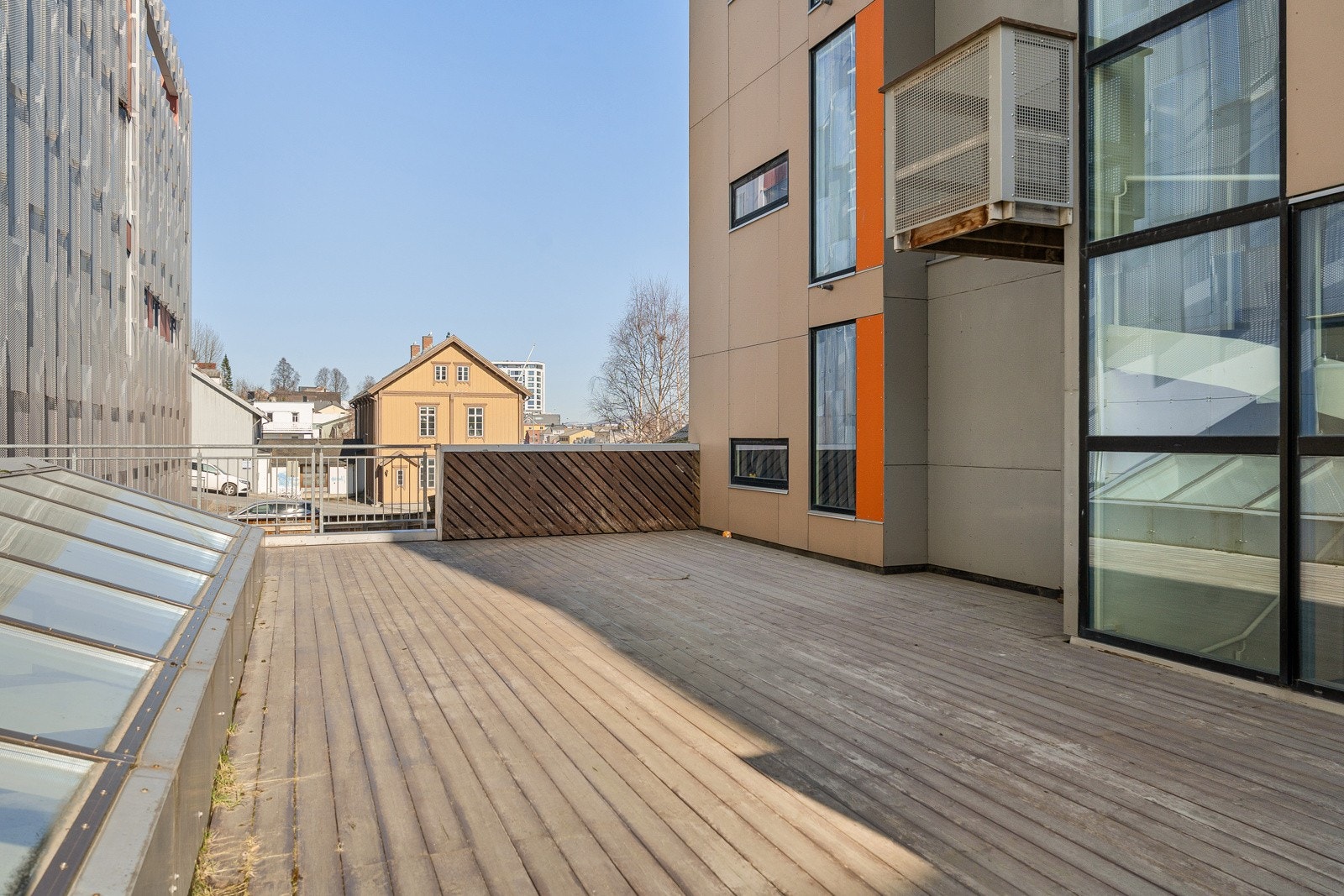 Det er også en terrasse lenger ned i bygget som kan benyttes.