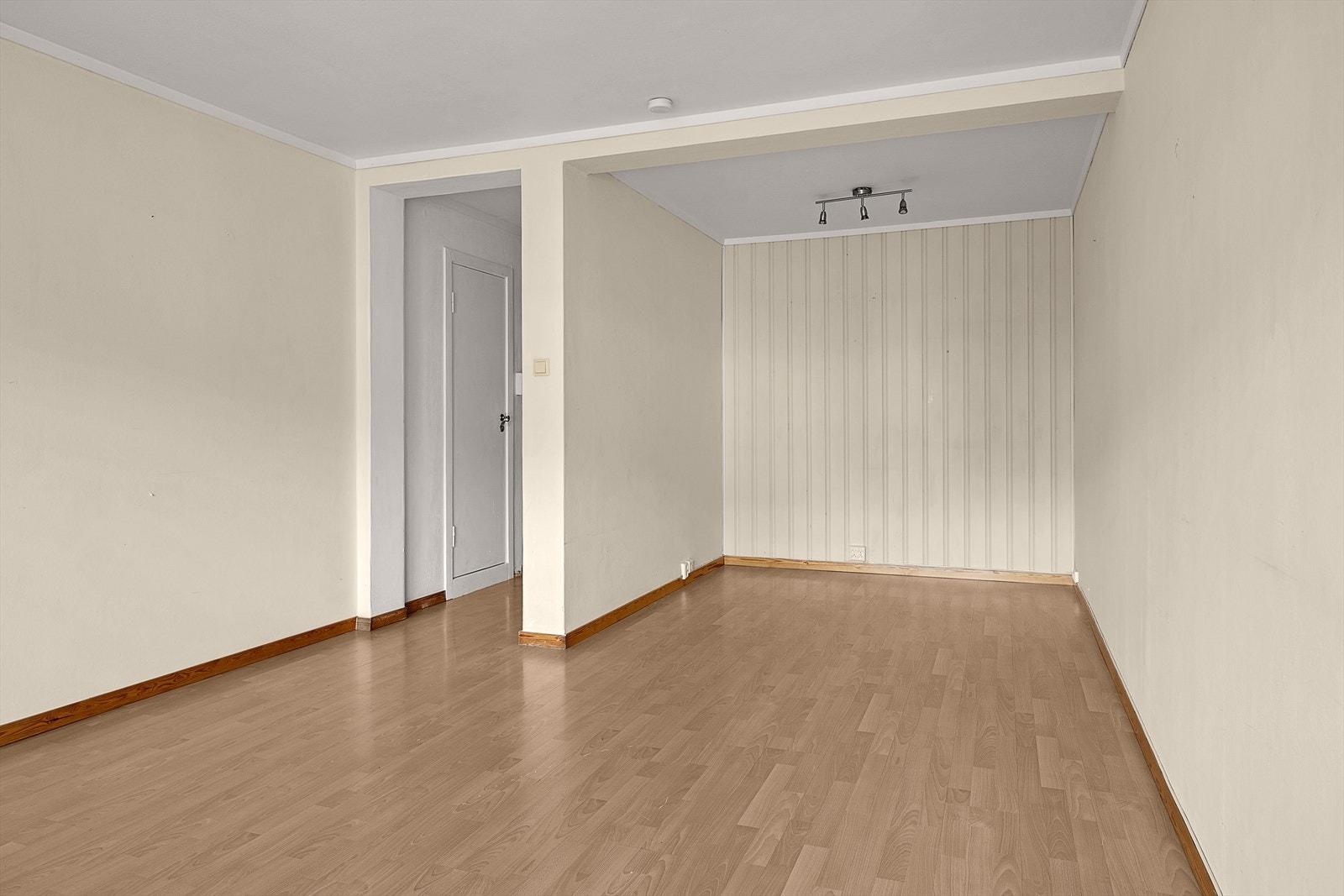 I de månedlige felleskostnadene inkluderer bl.a. internett/tv, trappevask, varme + varmtvann (radiator) plenklipp, snørydding m.m. Galleribilde