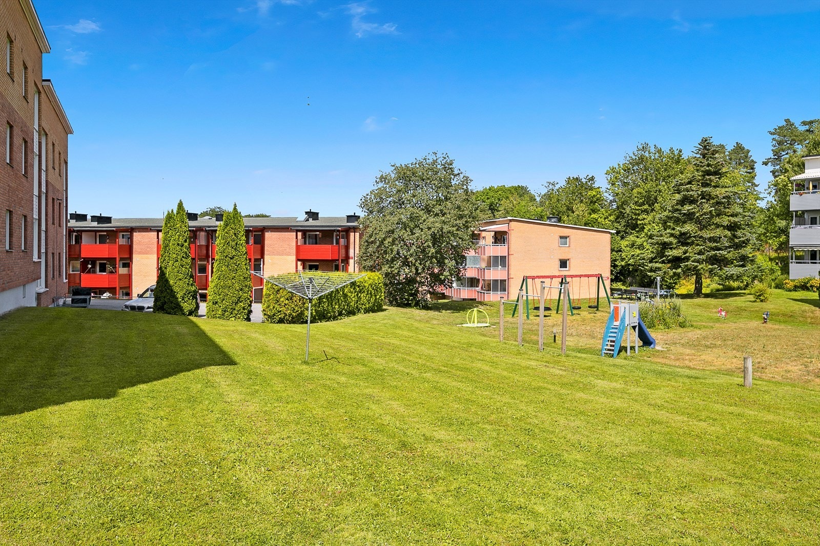 Det er lekeapparater til barn på borettslagets område Galleribilde