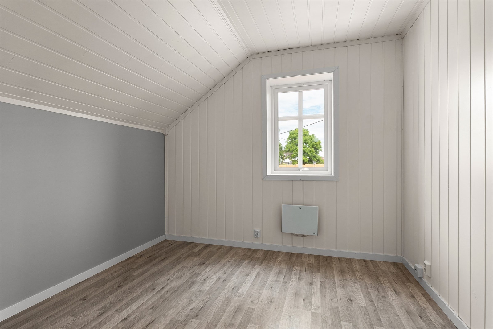 Soveromsvinduene vender i nordlig retning og slipper dermed ikke inn varmende sol gjennom dagen. Galleribilde
