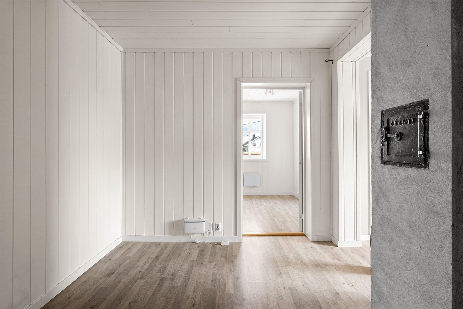 Entreen er romslig og har rom for flere oppbevaringsmøbler. Galleribilde