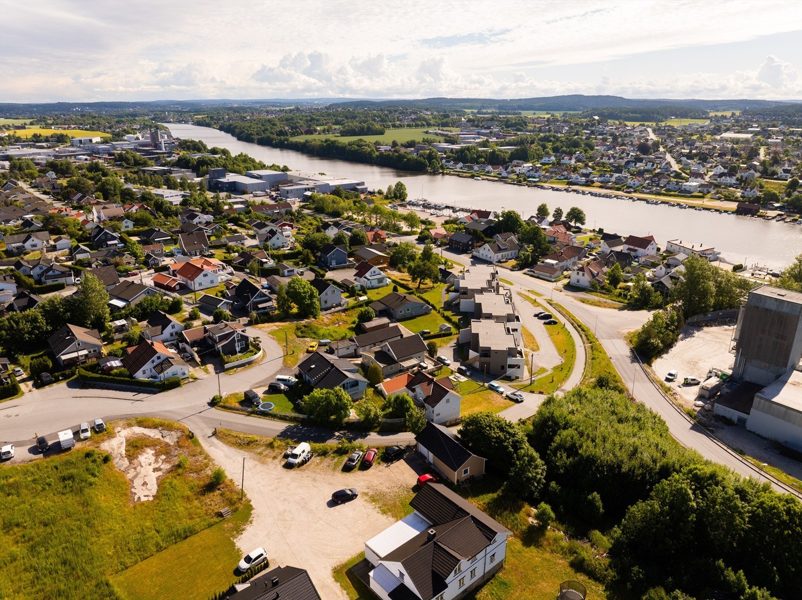 Gratis fergeforbindelse tar deg fra Nøklebystranda til Sellebakk på motsatt side av elven. Til fergekaien er det kun knappe 300 meter å gå. Galleribilde
