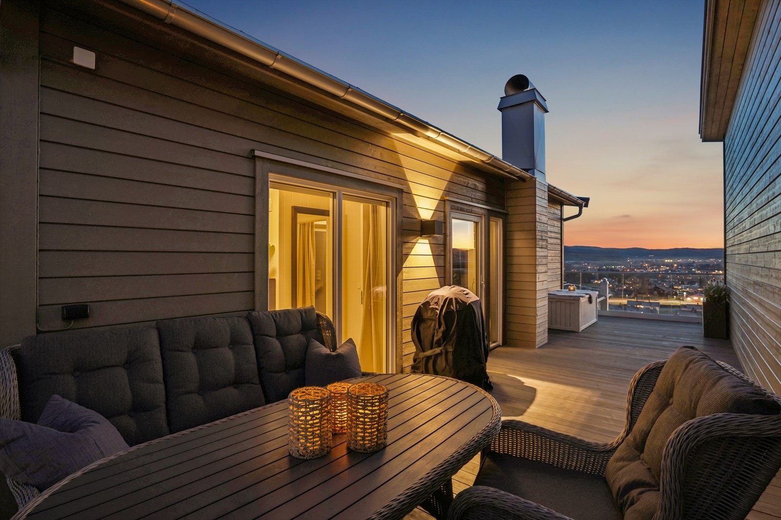 Utgang til stor og luftig terrasse i 2 etasje. Galleribilde