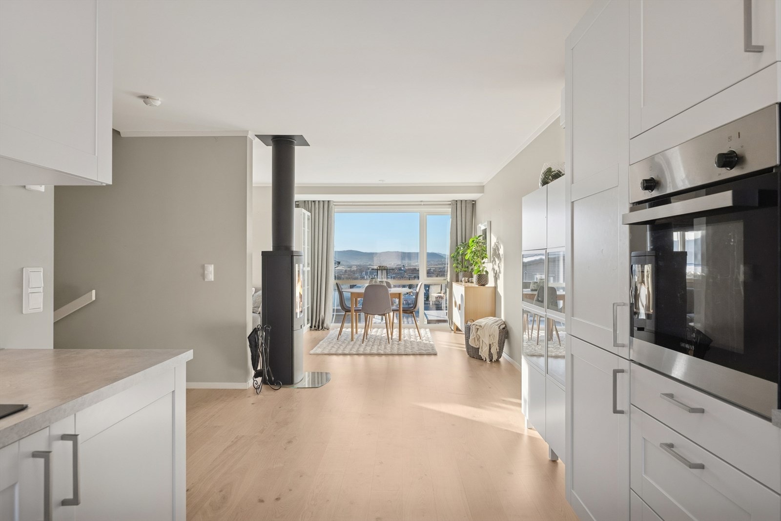 Kjøkken er fint skjermet fra spisestue\stue og med peisovn som kan nytes på kalde dager. Galleribilde