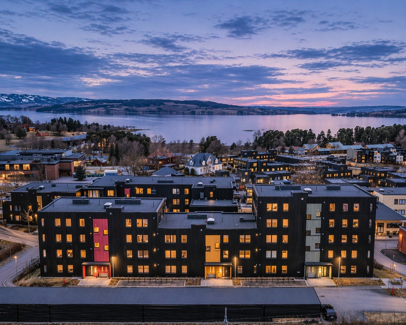 Fasade i skumring Galleribilde