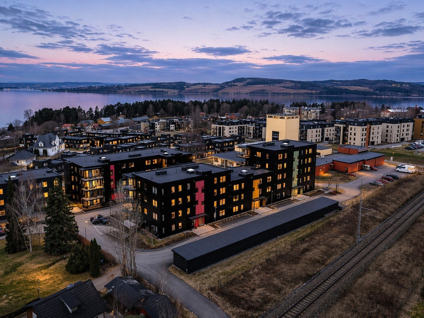 Eiendommen ligger på Martodden, ca. 2 km fra Hamar sentrum, vis a vis jernbanemuseet og nær Storhamar videregående skole. Herfra har du kort vei til Mjøsa med fantastiske tur og rekreasjonsmulighet mot Hamar eller nordover mot Jessnes. Galleribilde