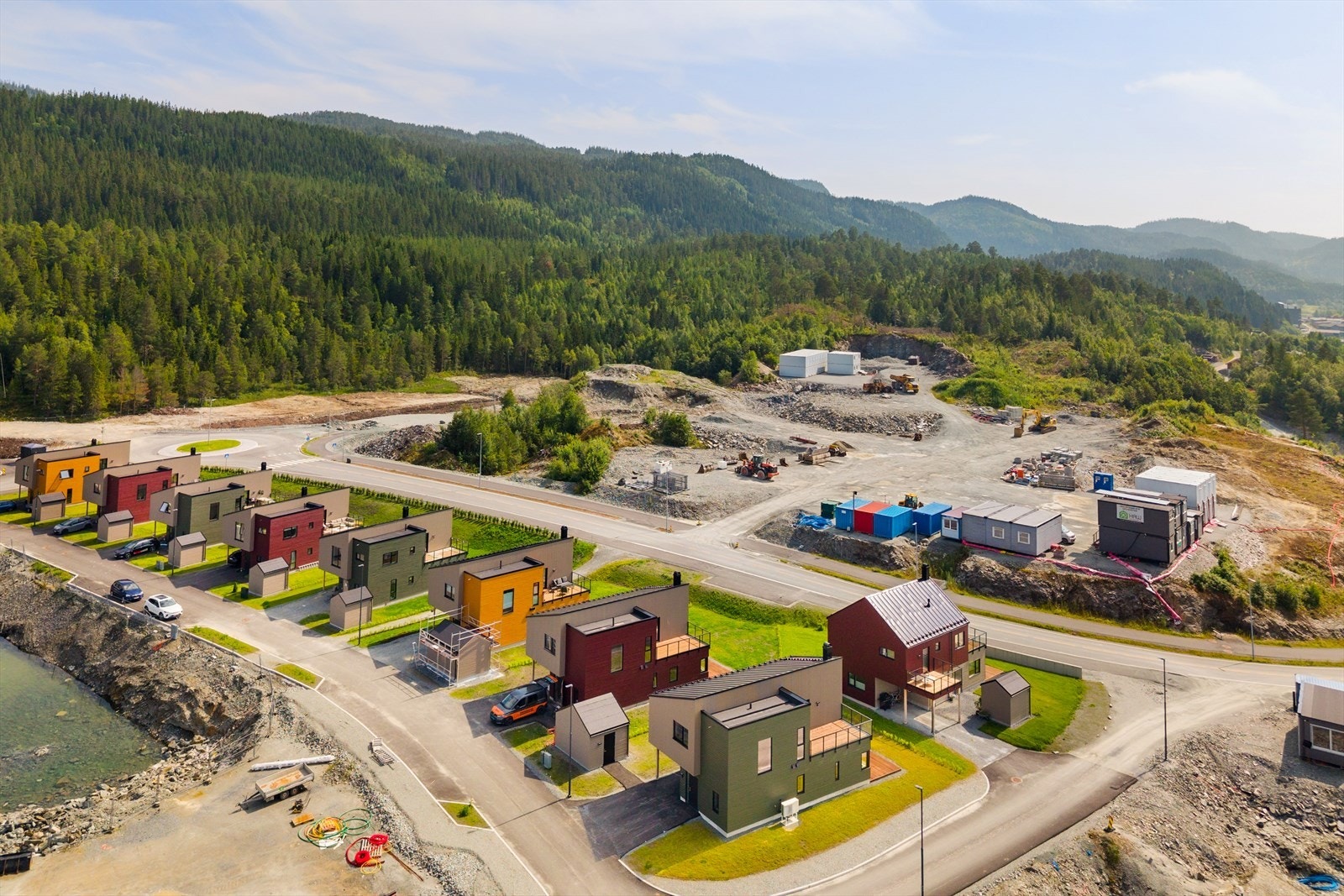Trøåsen er et felt som består av frittliggende eneboliger, rekkehus, leiligheter og tomannsboliger. Galleribilde