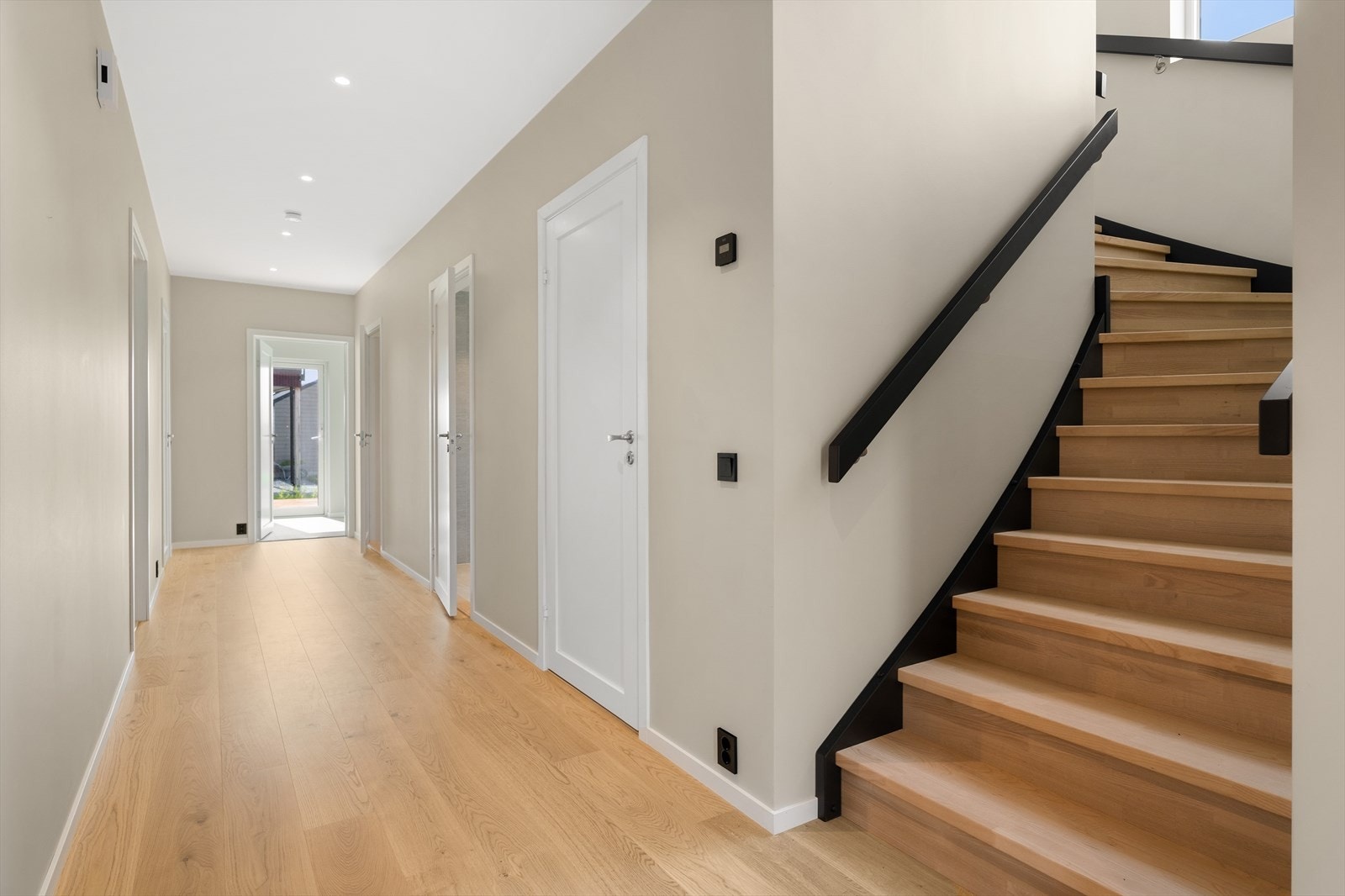 Downlights i himling. Gangarealet fordeler videre til 3 soverom, teknisk rom, 1 fullverdig bad og et kombinert bad og vaskerom. Begge flislagt i lekker utførelse. Galleribilde
