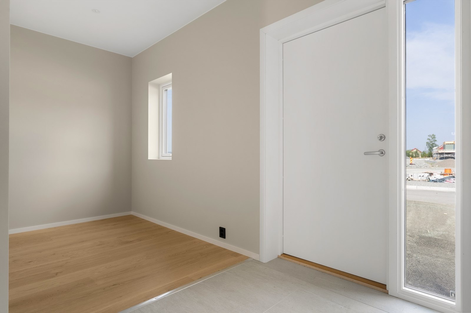 Velkommen inn. Rett til høyre i entréen er det satt av plass til stor garderobeløsning. Galleribilde