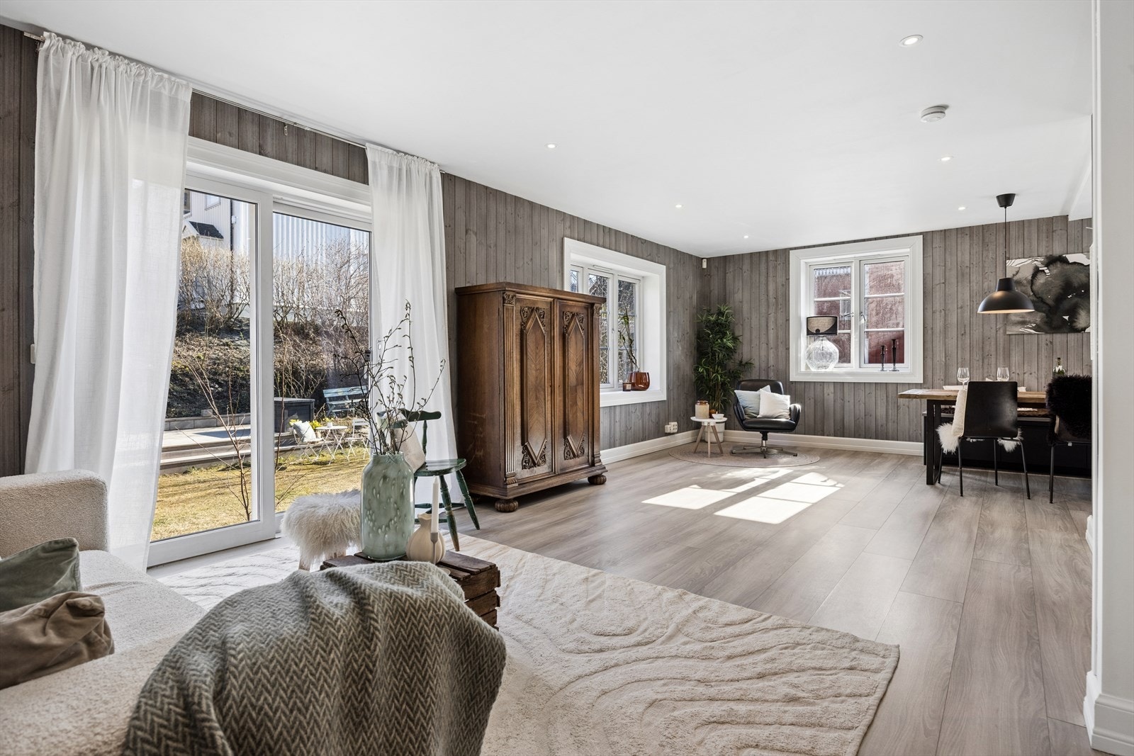 Store vindusflater og dør mot hagen slipper inn rikelig med dagslys. Galleribilde
