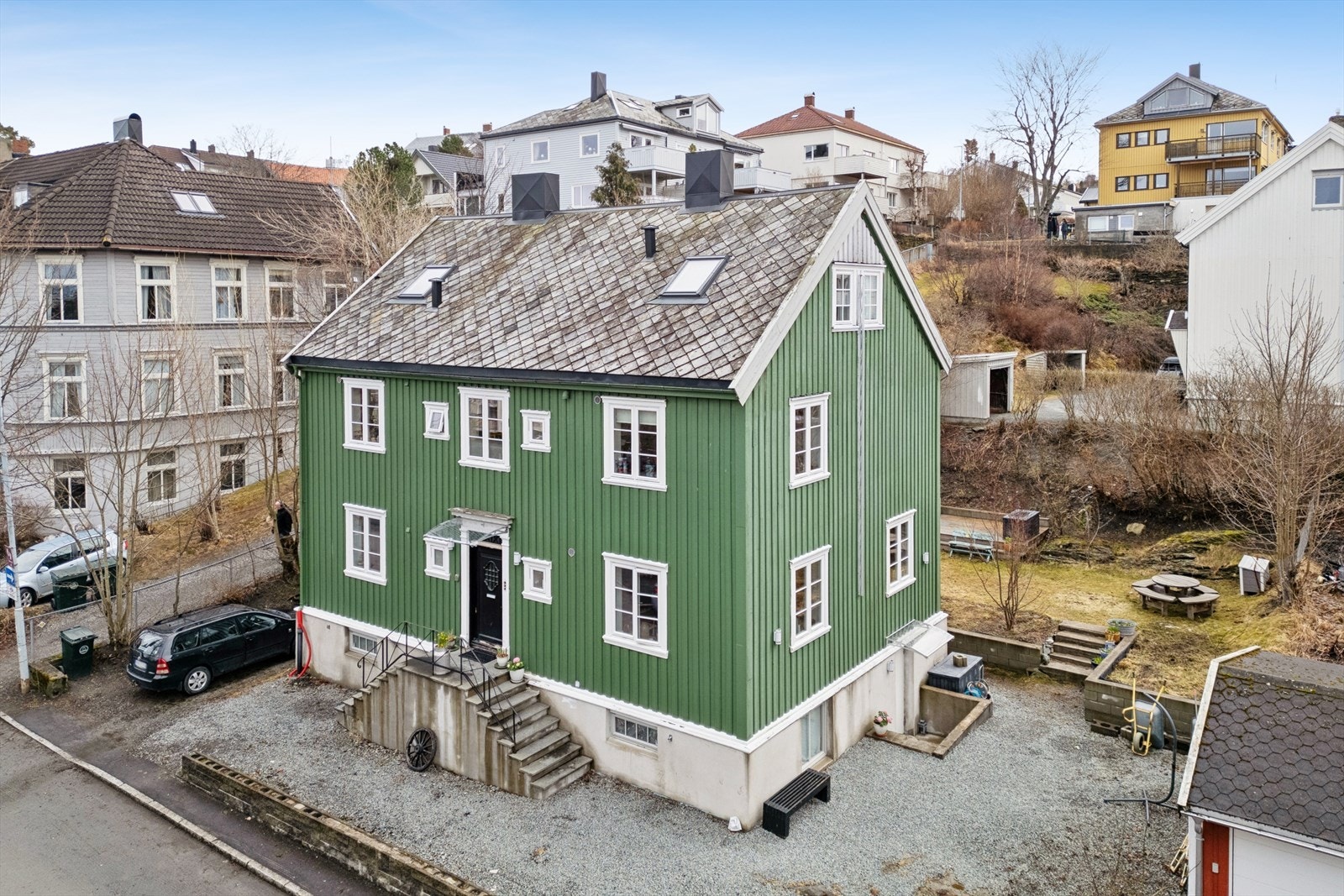 DNB Eiendom v/Jørgen Bratberg Michaelsen tlf. 47613726 ønsker deg velkommen til Weidemanns Vei 23A! En innholdsrik eiendom med stor hage, vesentlig oppgradert i perioden 2018-2019. Galleribilde