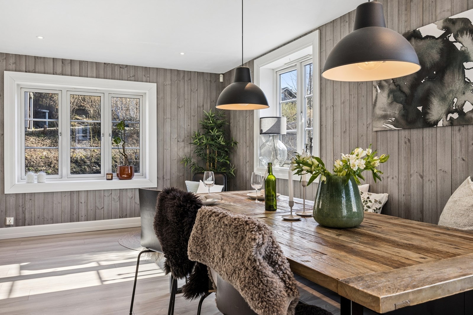 Spisestuen er et naturlig samlingspunkt mellom kjøkkenet og stuen. Galleribilde