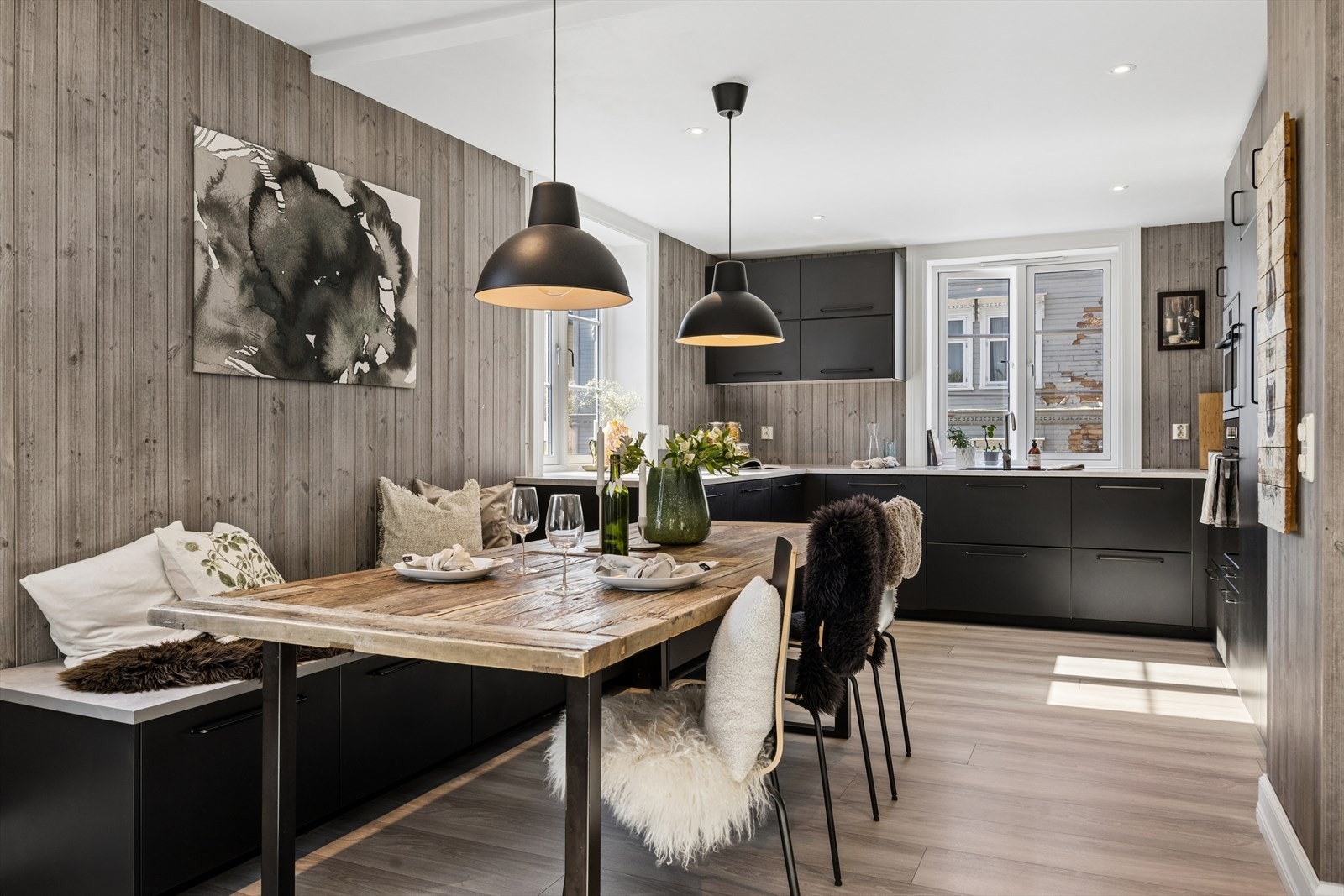 Et sosialt allrom hvor kjøkken og spisestue flyter sømløst sammen, perfekt for sammenkomster. Galleribilde