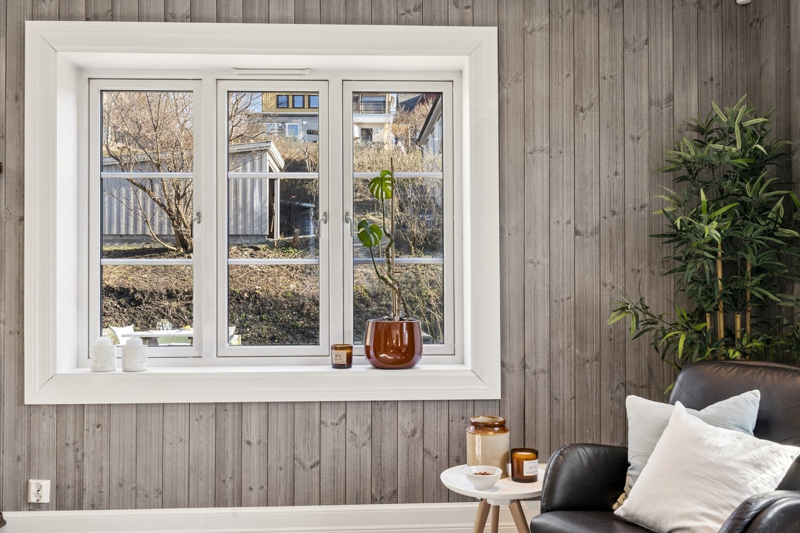 Detalj av de nye trekarmsvinduene med 2-lags glass, installert i 2018. Galleribilde