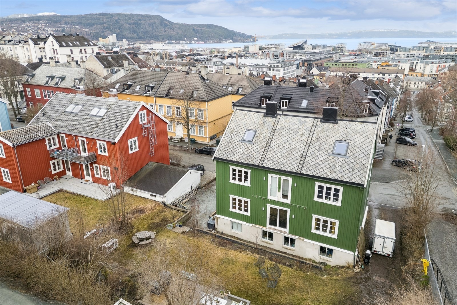 Herfra er det kort vei til dagligvarebutikker som Bunnpris og Rema 1000, samt Solsiden kjøpesenter kun 7 minutter unna. Galleribilde