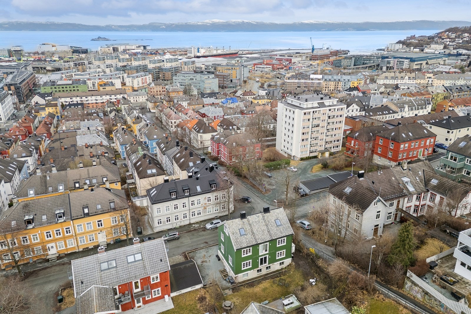 Fra eiendommen er det utsikt over nærområdet, byen og fjorden. Galleribilde