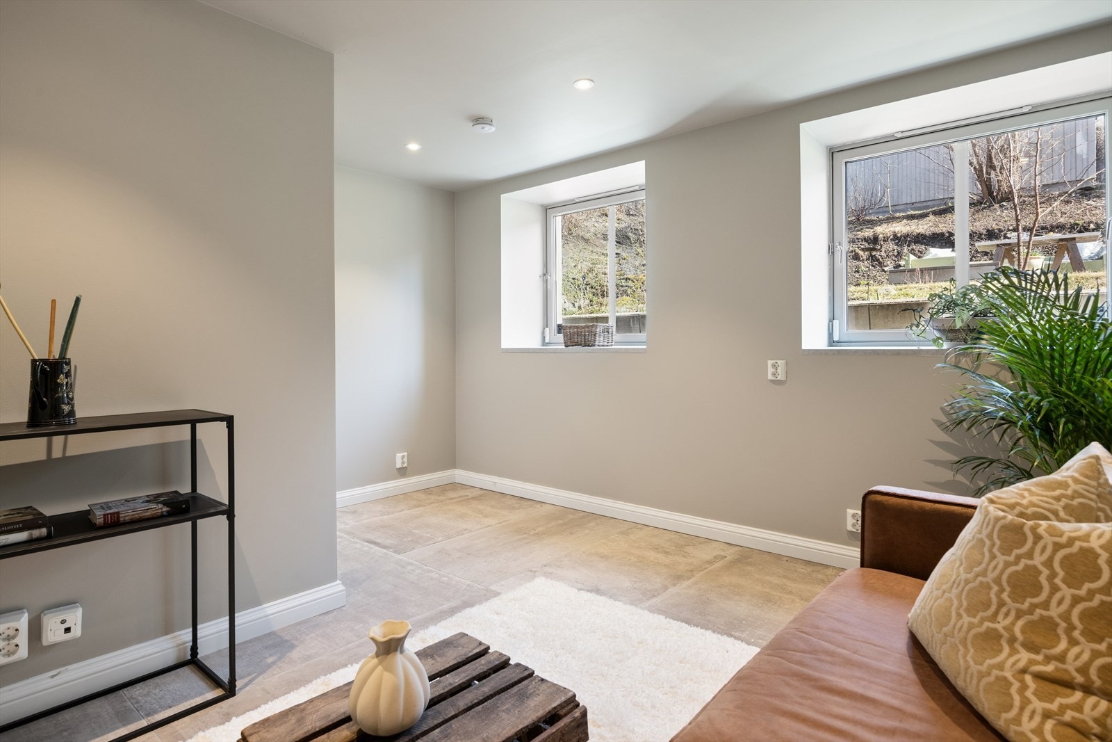 Rommet har flislagt gulv og ventiler i vinduskarmen for naturlig ventilasjon. Galleribilde