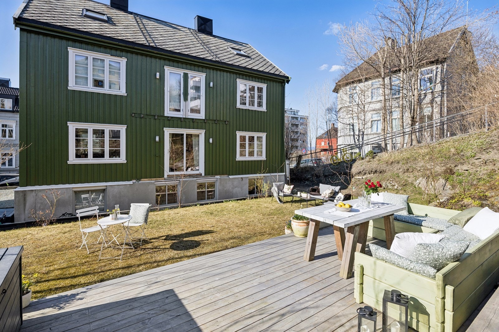 Den store hagen gir rikelig med plass for uteaktiviteter og sosiale soner. Galleribilde