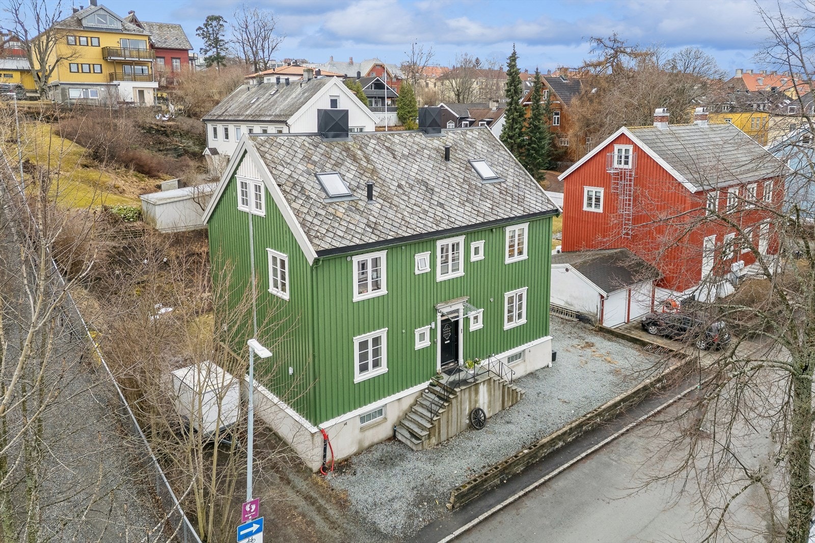 Med flere separate boenheter, inkludert en utleiedel, gir eiendommen et solid potensial for leieinntekter. Det er fast parkeringsplass på tomten. Galleribilde