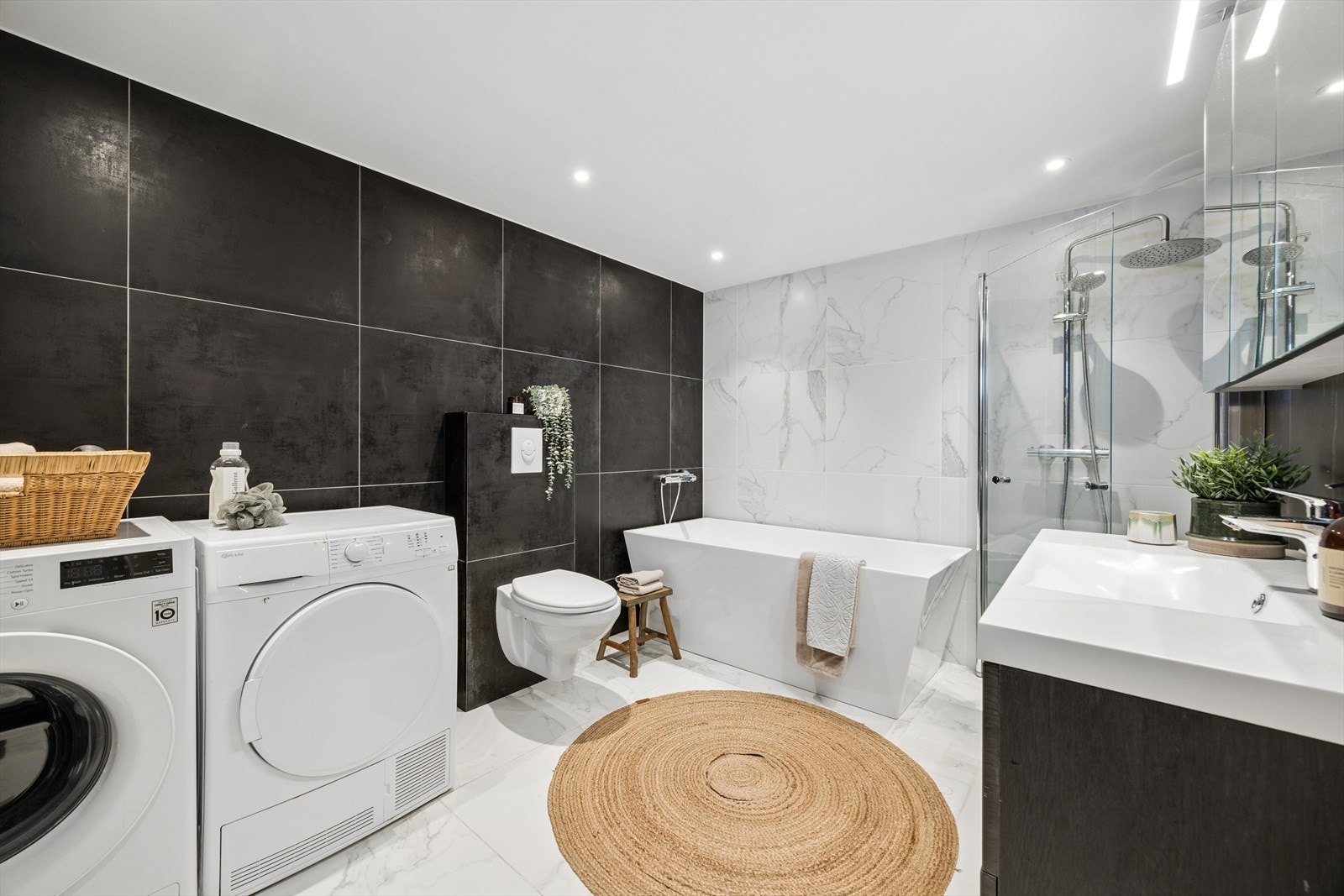 Badet i hoveddelen av kjelleren er utstyrt med både badekar og dusjvegger i glass. Galleribilde