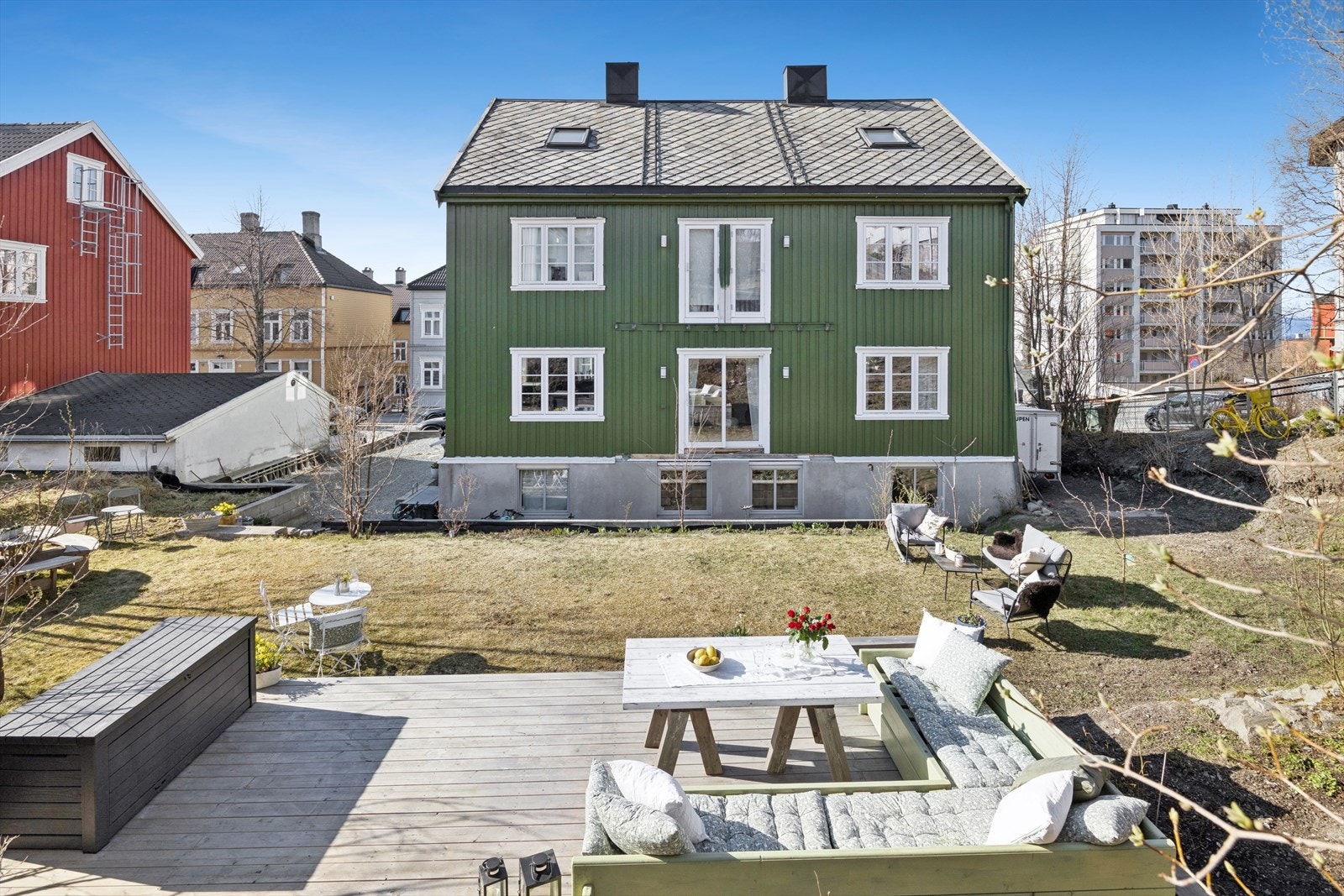 Velkommen til Weidemanns Vei 23A! Bygningen har gjennomgått en omfattende modernisering, inkludert ny utvendig kledning i 2018/19, nye vinduer fra 2018 og oppgradert drenering. Galleribilde