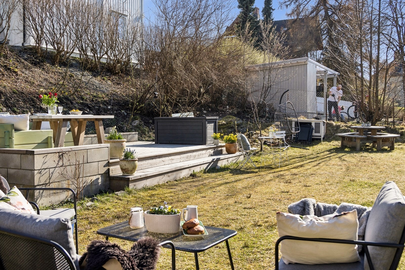 Hagen byr på flere soner for sittegrupper og sosiale sammenkomster. Galleribilde