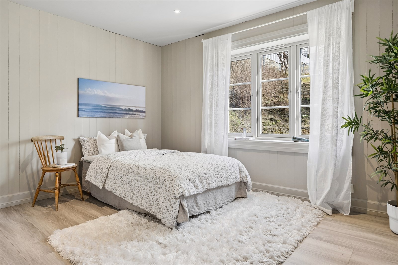 Lyst og trivelig soverom med god plass til seng og møblement. Galleribilde