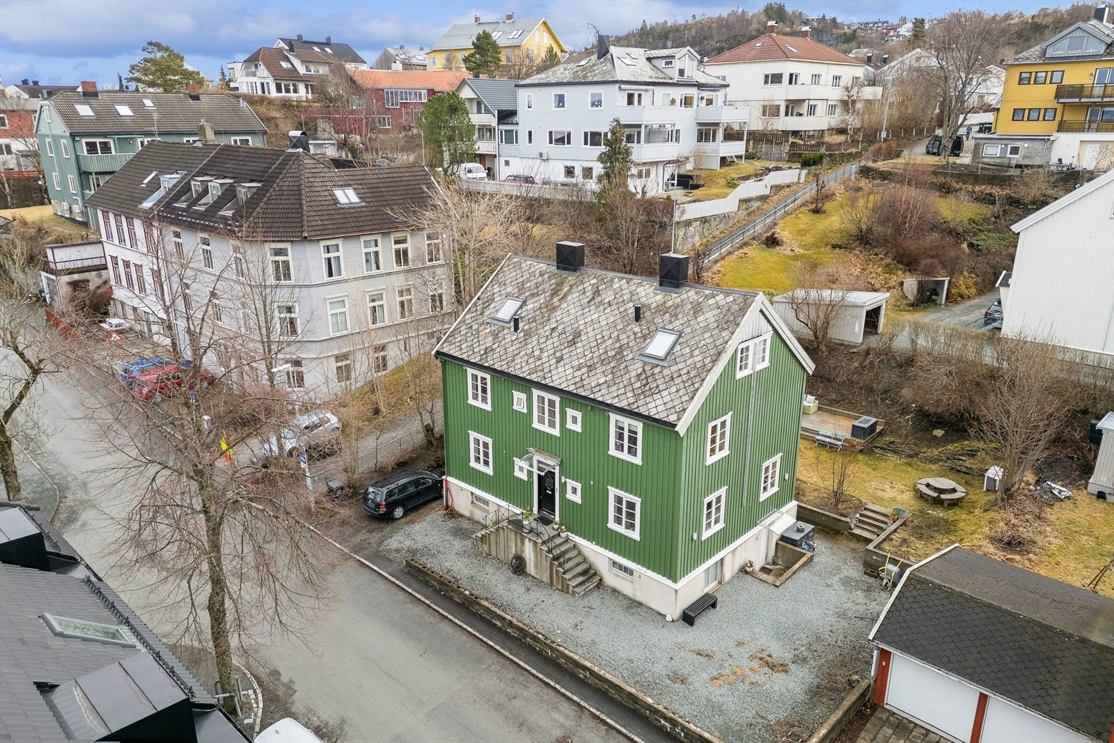 Taket er tekket med skiferstein og ble oppgradert cirka 2006. Galleribilde