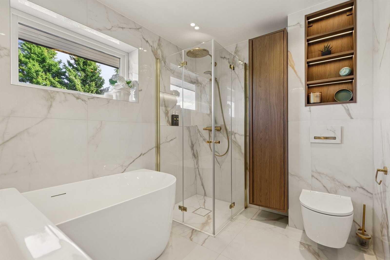 Badet er utstyrt med vegghengt toalett og et moderne rør-i-rør-system. Galleribilde