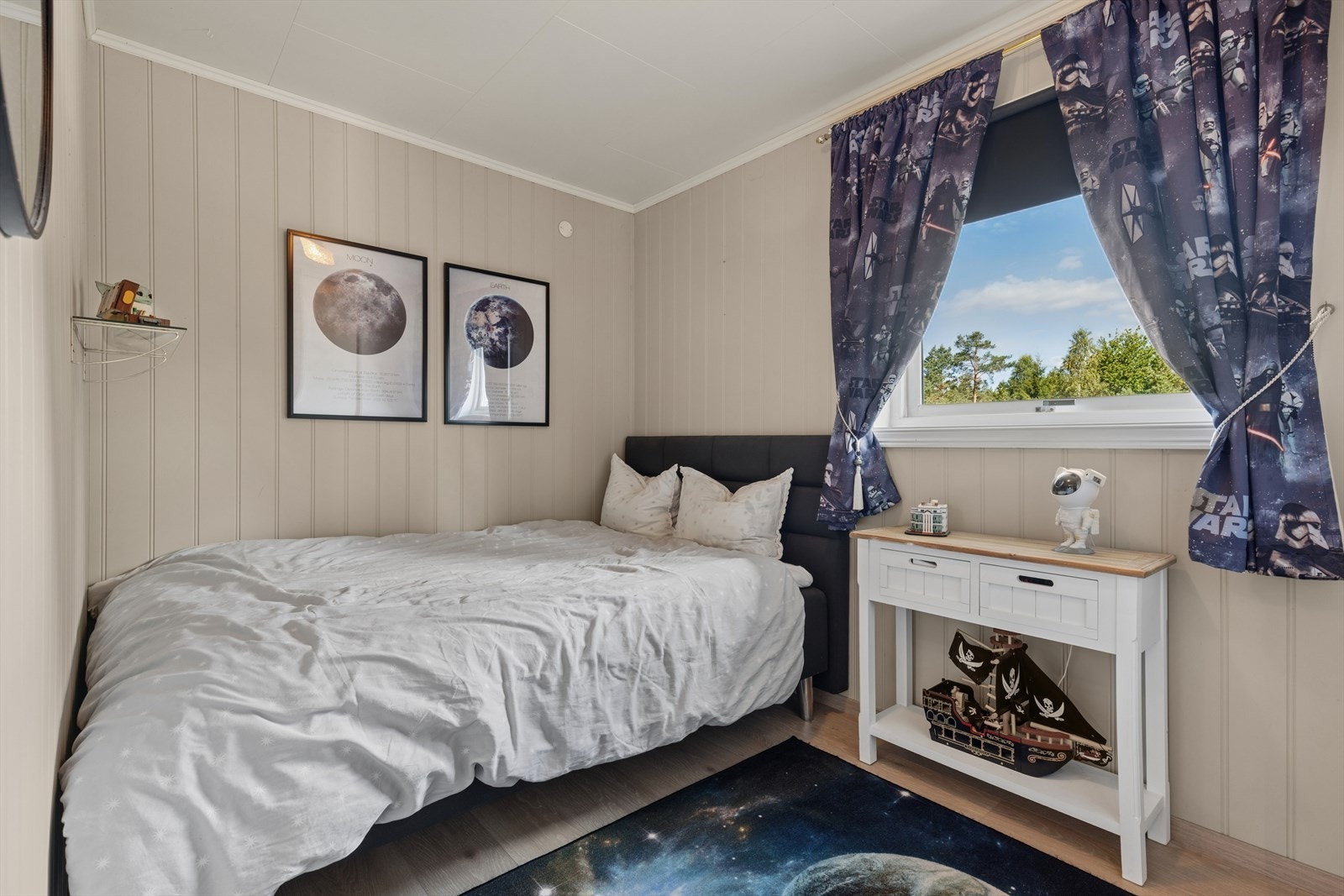 Her er det plass til seng, garderobe og skrivepult. Galleribilde