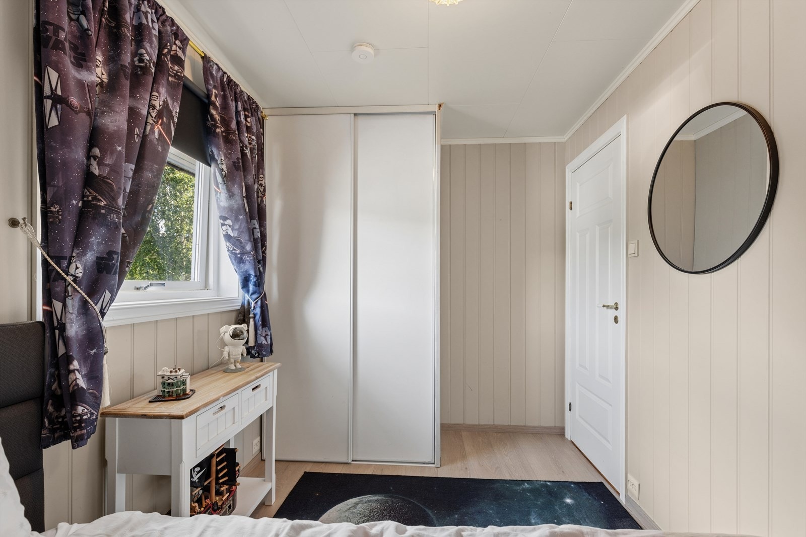 Soverom 2 i første etasje er også av den romslige arten. Galleribilde