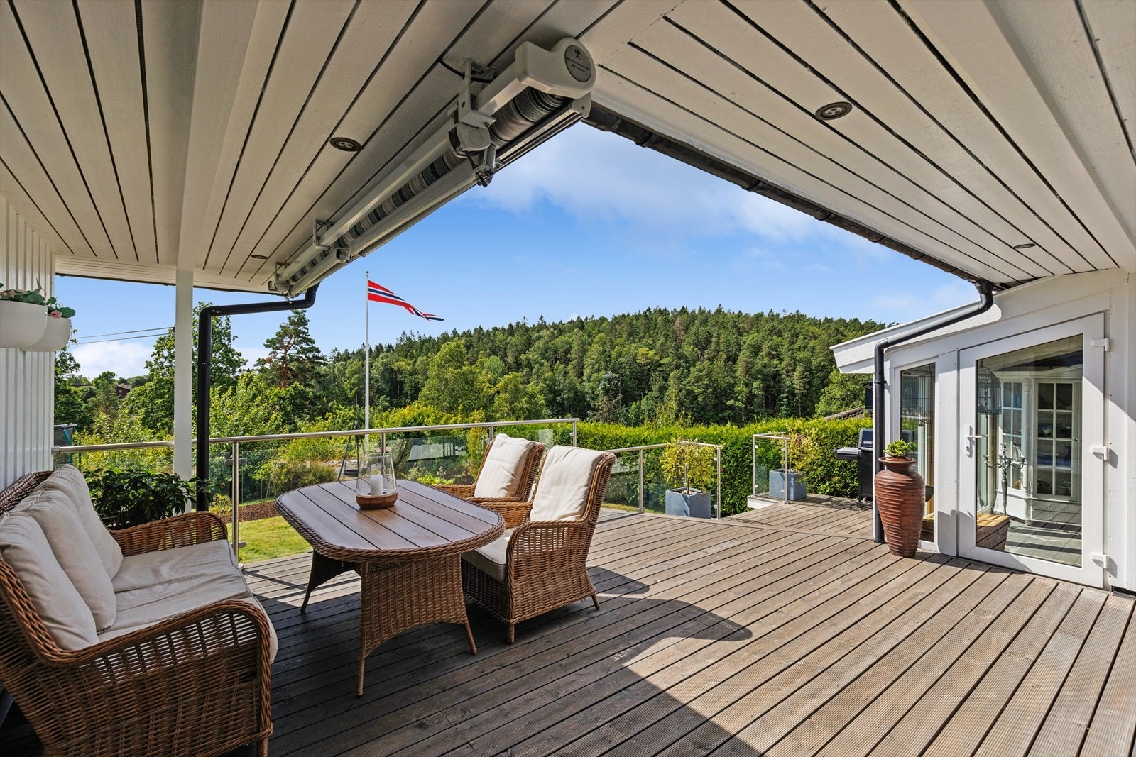 Stor, sydvendt terrasse med god plass til sittegrupper og grill. Galleribilde